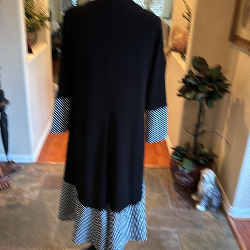 Incredible black & white high/low duster. Worn once so in “like new” condition. - Picture 5 of 6